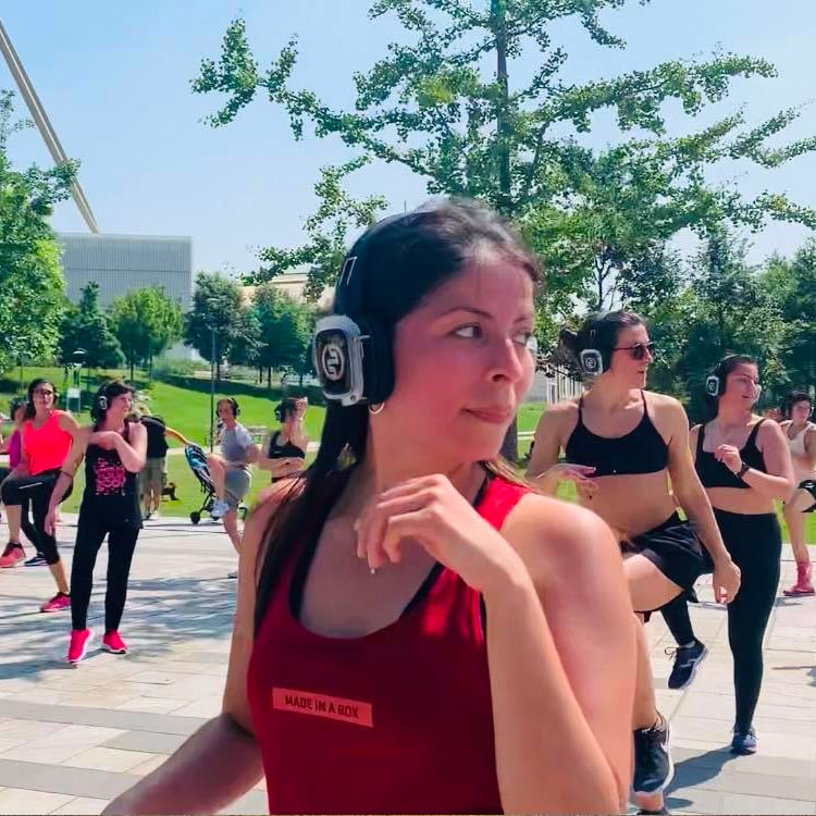 Allenamento di gruppo con cuffie wireless Silent Fitness