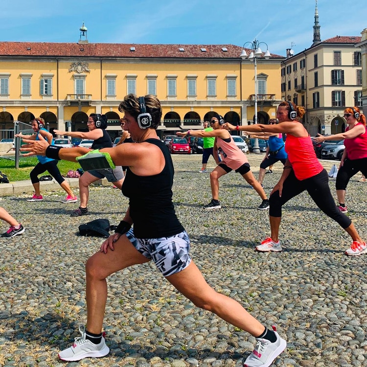 Allenamento di gruppo con cuffie wireless Silent Fitness