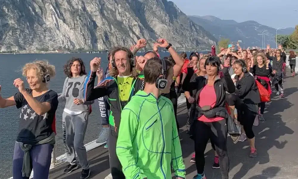 Gruppo di camminata energetica con cuffie wireless
