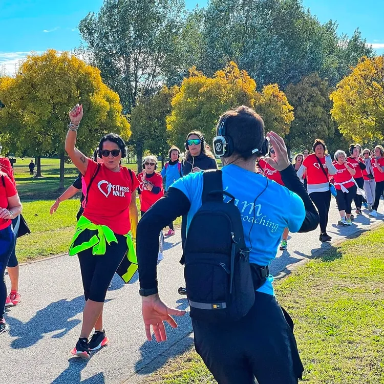 Gruppo di walking fitness con cuffie wireless