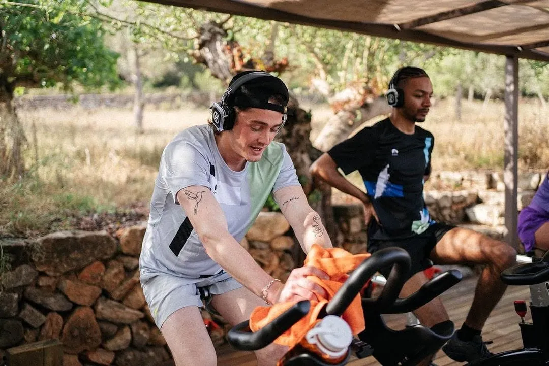 Indoor cycling all’aperto con cuffie wireless